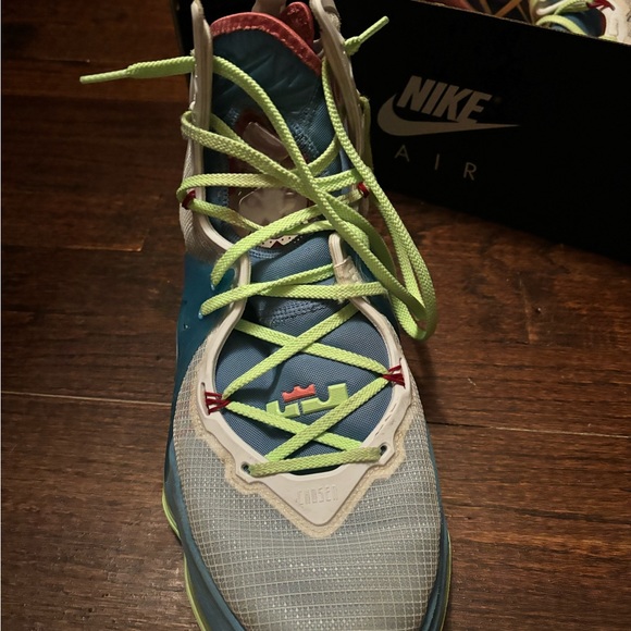 Lebron XIX main image 8